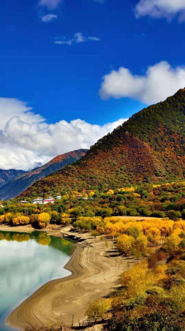 藍(lán)天白云下的大山