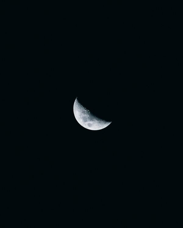 一弯月亮图片