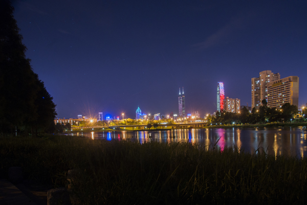 深圳洪湖公园夜景图片