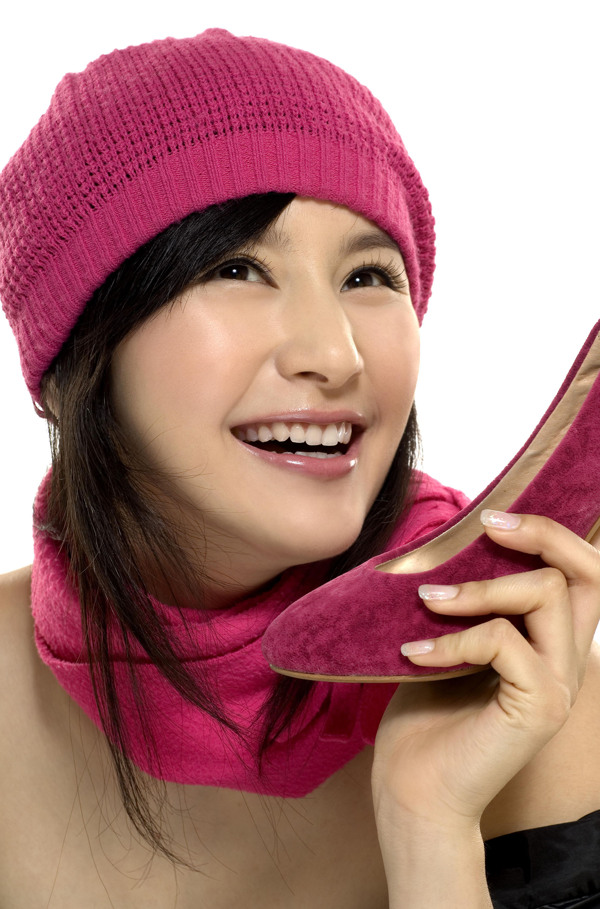 杨青红色线帽红色高跟鞋笑容图片