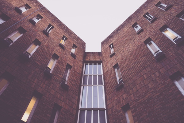 现代红砖公寓楼图片