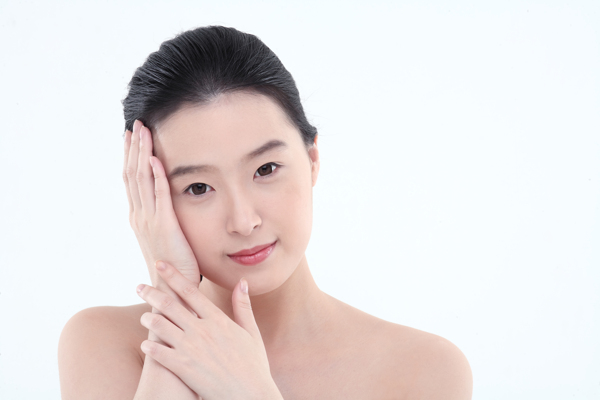手捂著頭得美女圖片