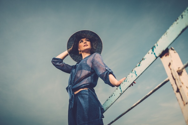天空下的時尚美女圖片