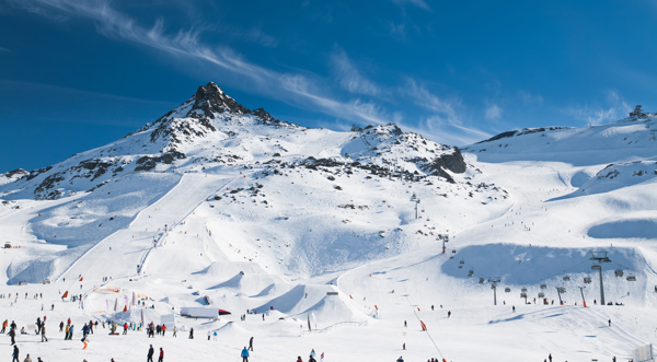滑雪公园雪山风景图片
