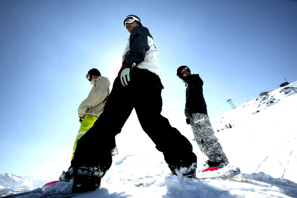 三个滑雪男人图片