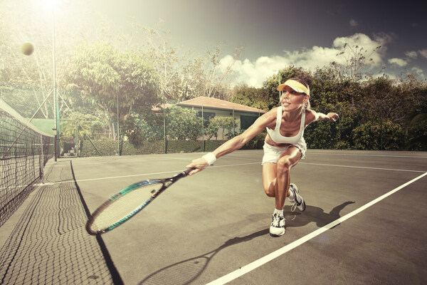 打网球的美女运动员图片