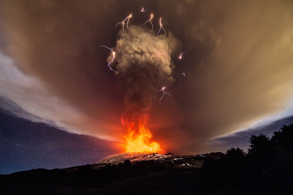 火山喷发闪电