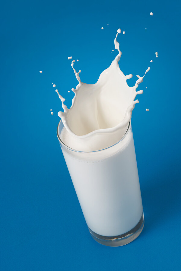 玻璃杯里的新鲜牛奶图片