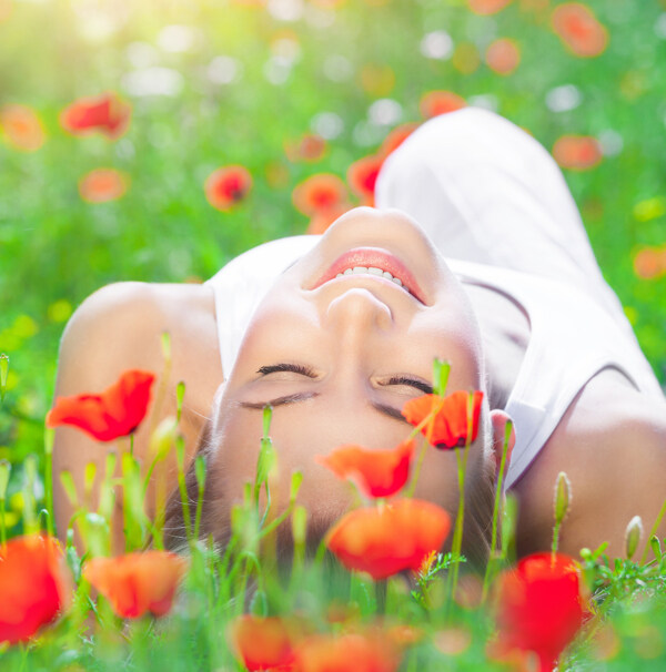 睡在鮮花草地上的女人圖片