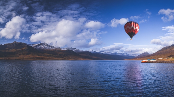 冰岛天空中的热气球