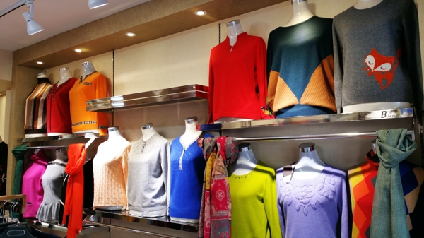 服裝店里的毛衣樣品