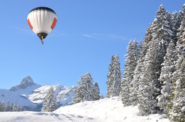 雪山风景与热气球图片