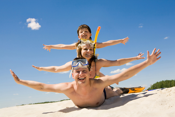 沙滩上玩耍的幸福家庭图片