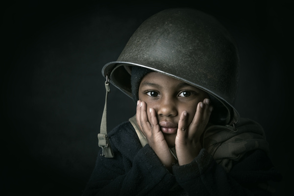 战争中的黑人男孩图片