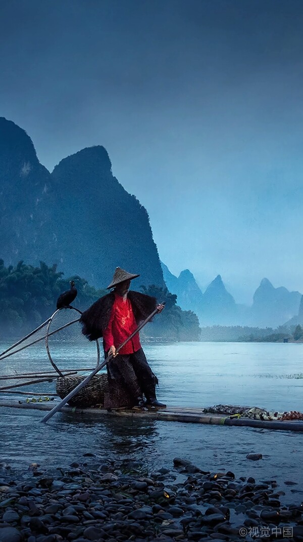 桂林山水泛舟