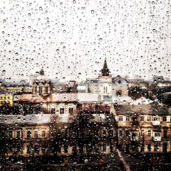 下雨天玻璃窗水珠窗外景色