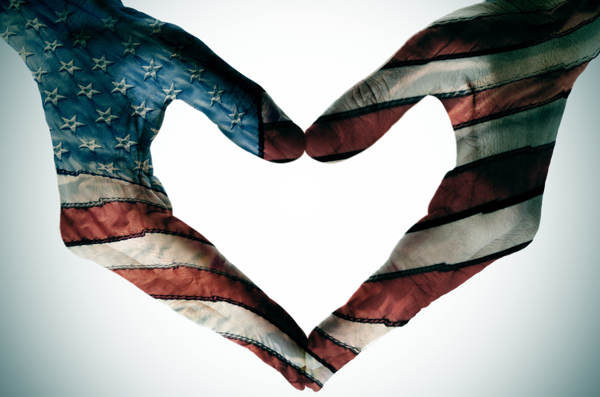 爱心手势与美国国旗图片