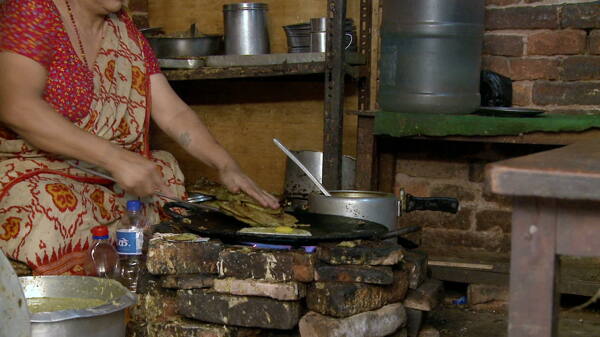 女人做正宗尼泊尔的粮食库存的录像
