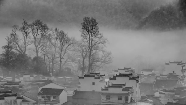 薄霧籠罩的鄉(xiāng)間古村落