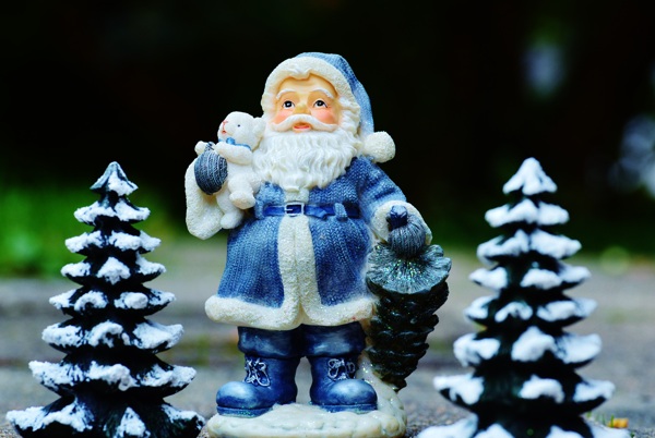 冬日雪景一位圣誕老人玩偶