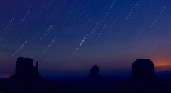 藍(lán)色靜謐夜空中流星雨劃過(guò)
