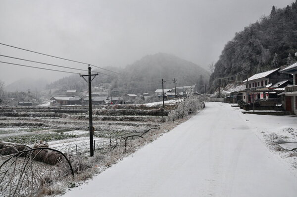 冰雪中的小山村图片