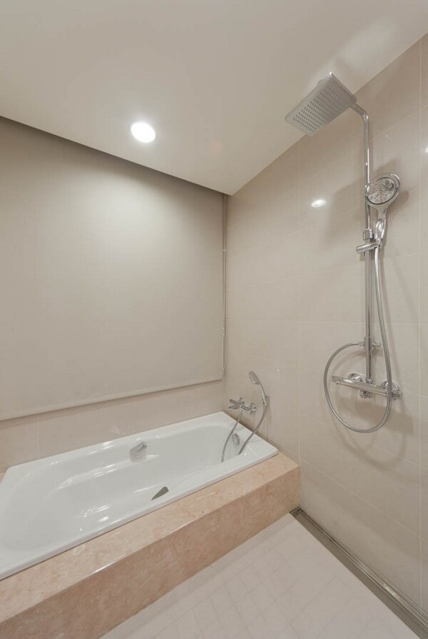 现代浴室杏色浴缸室内装修效果图