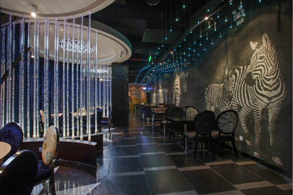 现代时尚暗黑色斑马墙绘餐厅工装装修效果图