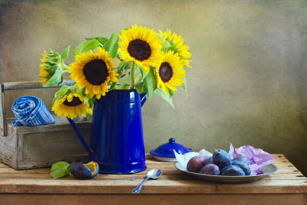 蓝色花瓶里的向日葵
