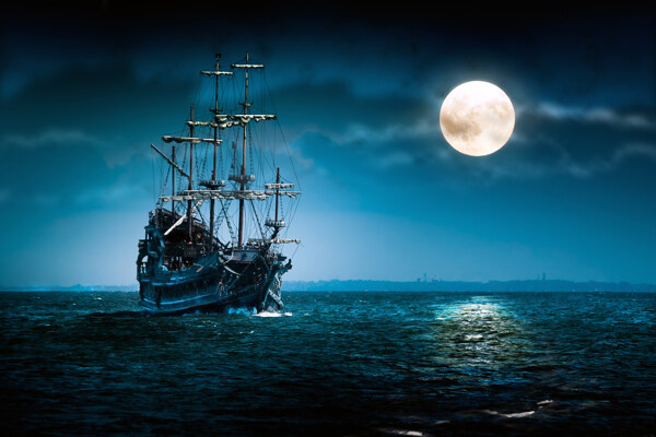 夜晚海上轮船图片