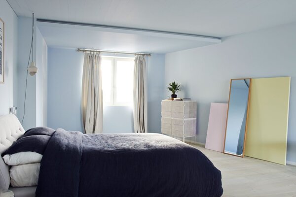 现代清新卧室淡蓝色背景墙室内装修效果图