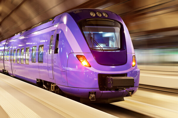 前进的紫色火车图片