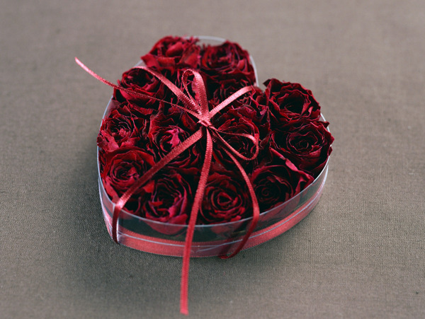 鲜花特写花的艺术浪漫的心礼盒红色玫瑰花