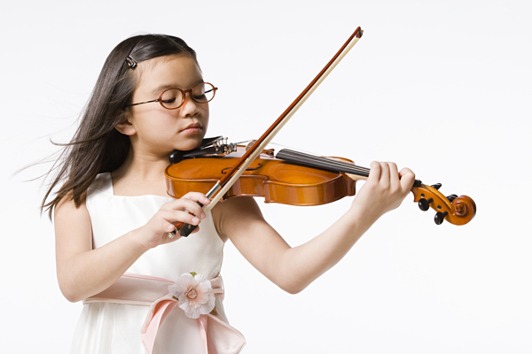拉小提琴的小女孩图片