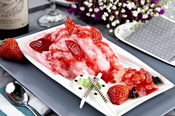 草莓丝绵冰淇淋