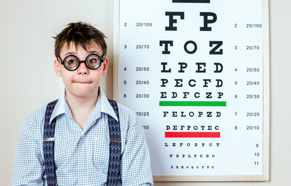 视力表和治疗眼镜的男孩图片