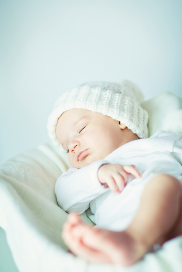 带着针织帽睡觉的婴儿图片