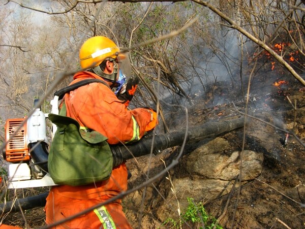 消防救火人员图片