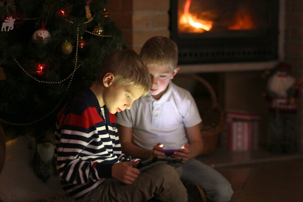 圣诞节打游戏的男童图片