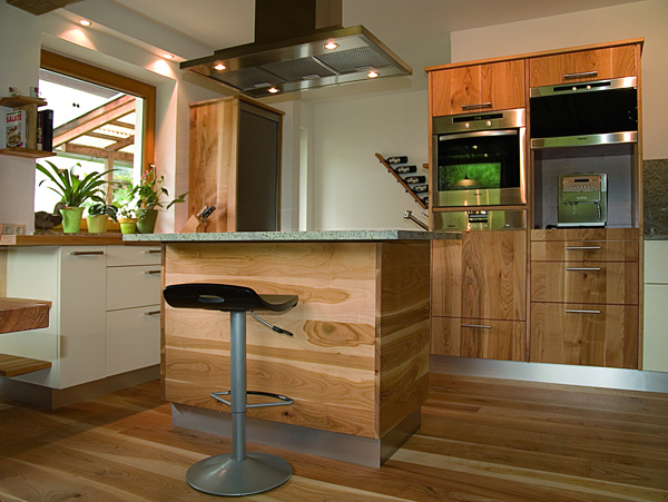 高清实木橱柜敞开式厨房装修图