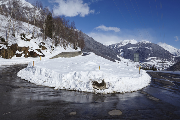 大山里的道路图片