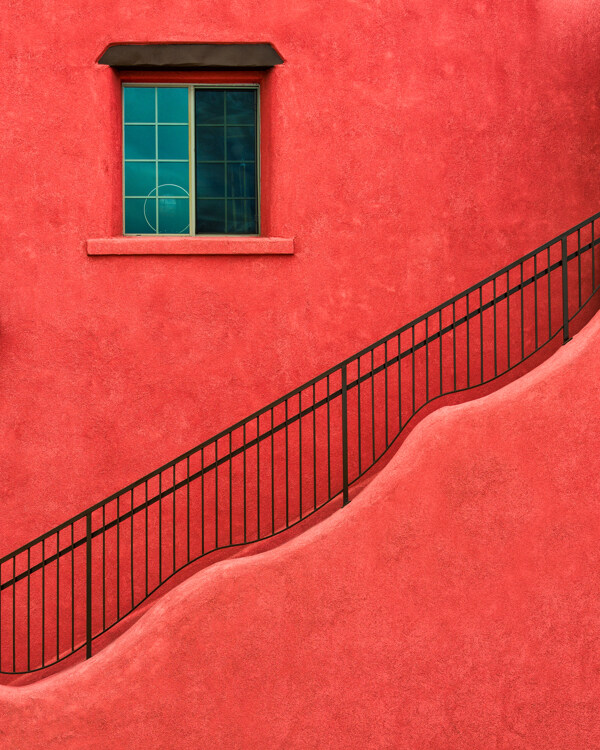 红色楼梯和护栏图片