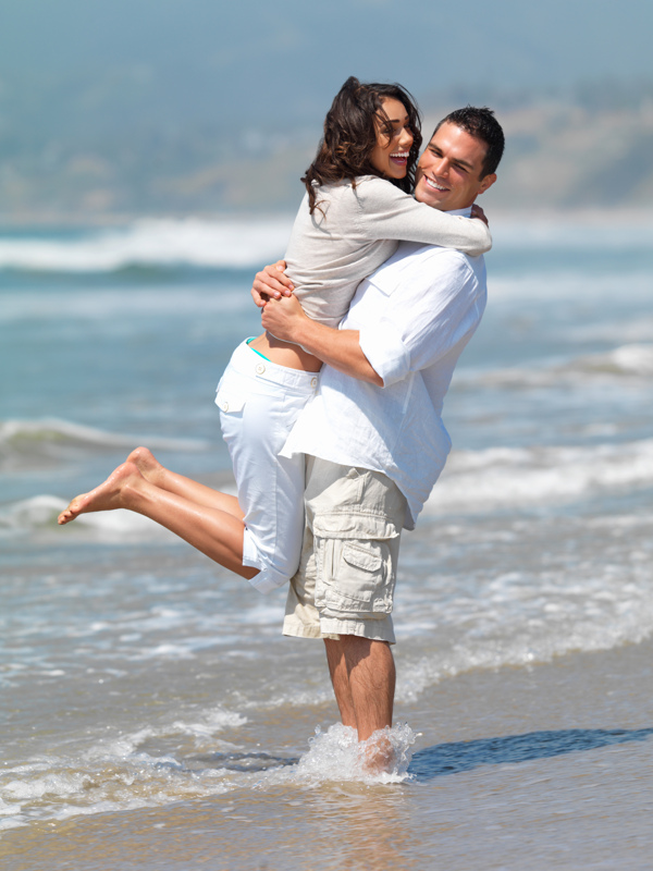 海边拥抱的夫妻图片