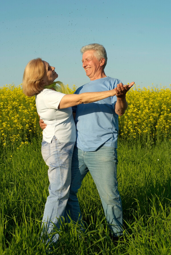 草地上跳双人舞的老年夫妇图片
