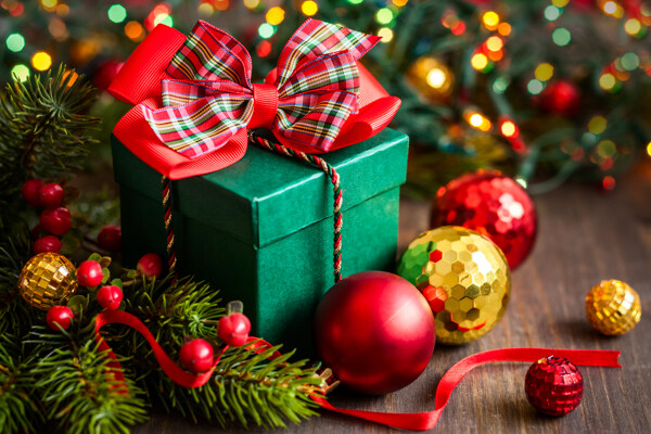 圣诞树饰品与礼物盒图片