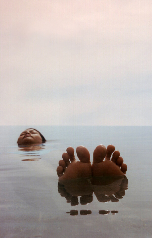 沉浴水中水中冥想海水中的女人图片