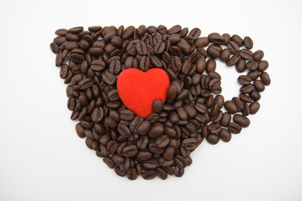 红心与咖啡豆杯形图片