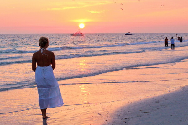 夕阳下的海边女人