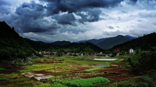 阴雨江南山冲图片