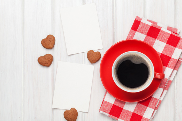 咖啡与爱心饼干